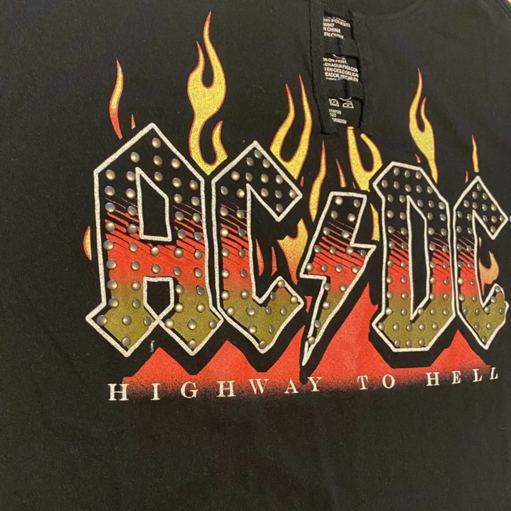 AC/DC Women’s Black Graphic Cropped T-Shirt NWT